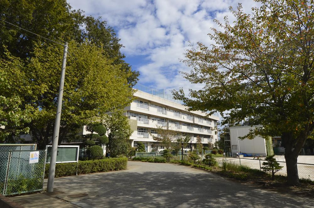 Junior high school. 600m until Nakahara junior high school