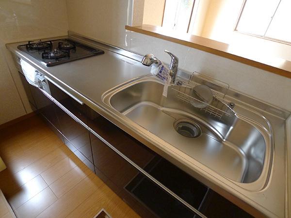 Kitchen. Face-to-face kitchen that can dishes while watching the children play in the living room