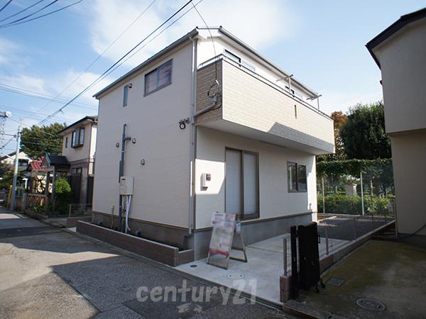 Local appearance photo. Plenty of sunshine and a pleasant breeze pour in residence