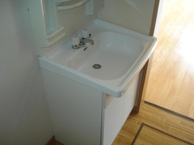 Washroom. Independent wash basin