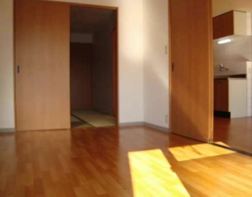 Living and room. You can use spacious living Tsuzukiai.