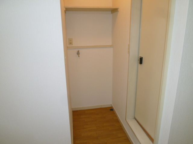 Washroom. Laundry Area