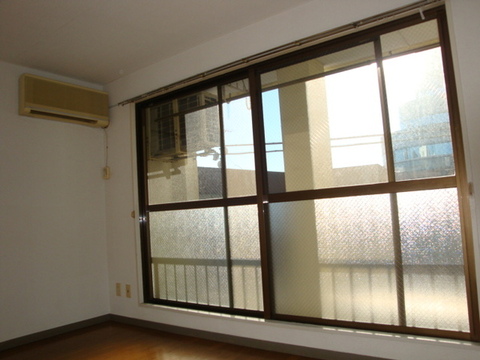 Living and room. And air conditioning in the living.