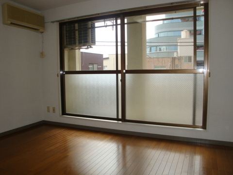 Living and room. Large Western-style window