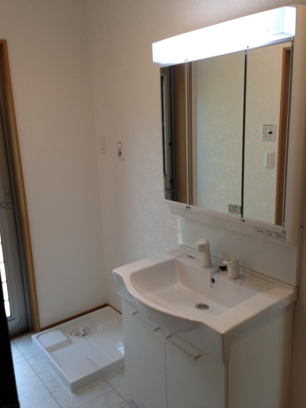 Wash basin, toilet. (3 Building) three-sided mirror type of shampoo dresser