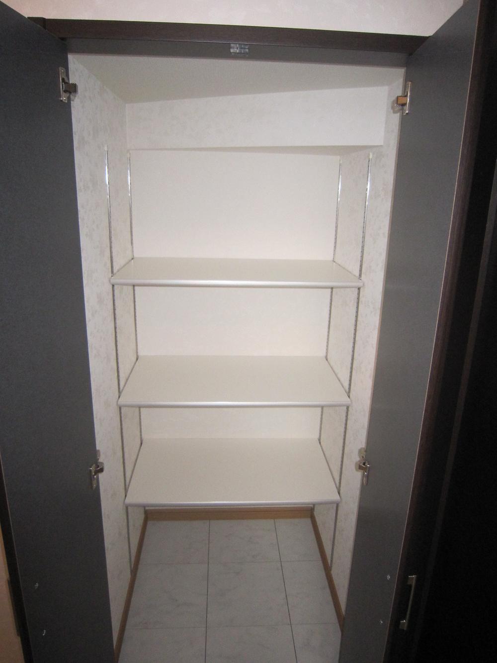 Receipt. Linen cabinet of the wash room. Similar to the custom home, Storage that has been put in place.