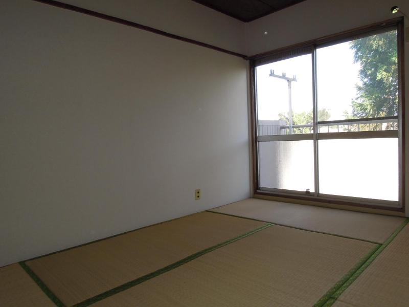 Living and room. You spacious can slowly in Japanese-style room.