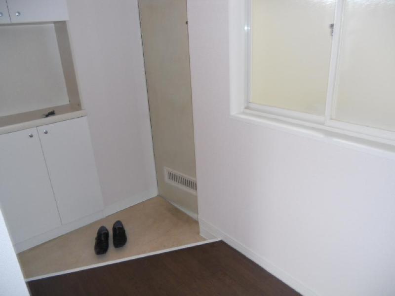Entrance. The entrance Tsu it also has a shoe box!