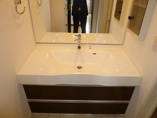 Wash basin, toilet. Indoor (March 1, 2013) Shooting