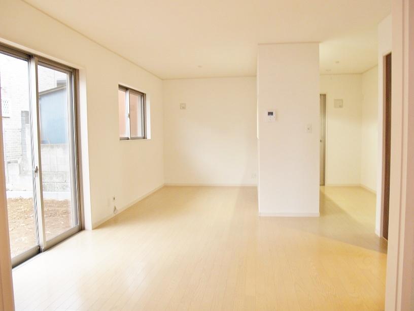 Living. Indoor (12 May 2013) Shooting Spacious bright living room.