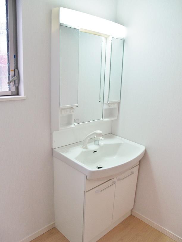 Wash basin, toilet. Indoor (12 May 2013) Shooting