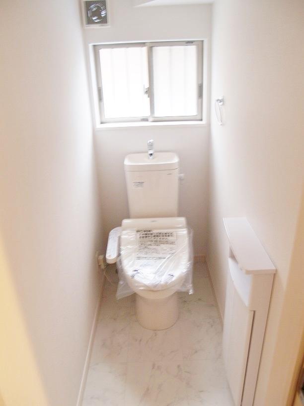 Toilet. Indoor (12 May 2013) Shooting