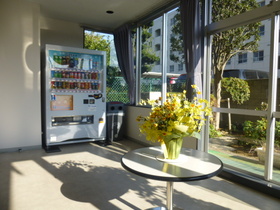 Entrance. There is also a vending machine on site ☆