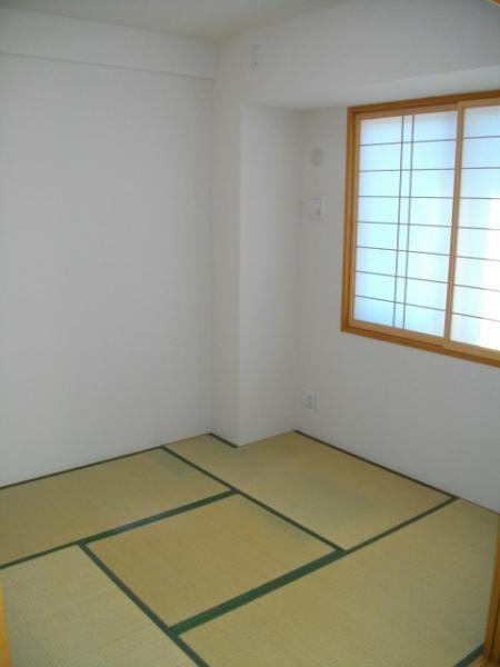 Non-living room. Japanese-style room with a sliding door