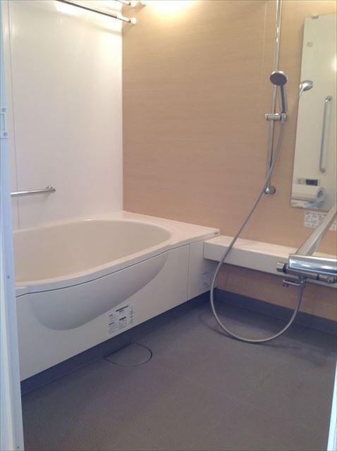 Bathroom. Unit bus is super spacious 1620 type! With bathroom ventilation drying function.