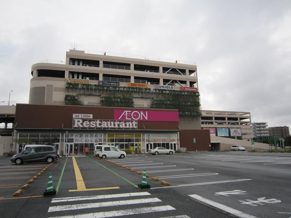 Shopping centre. 340m until ion