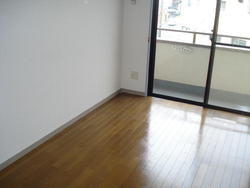Living and room. It is comfortably spread