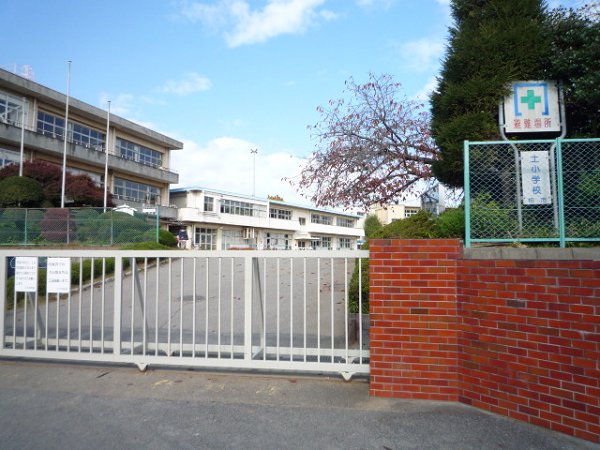 Primary school. 635m until the soil elementary school (elementary school)