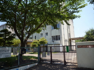 Primary school. Sakaine Nishi Elementary School until the (elementary school) 810m