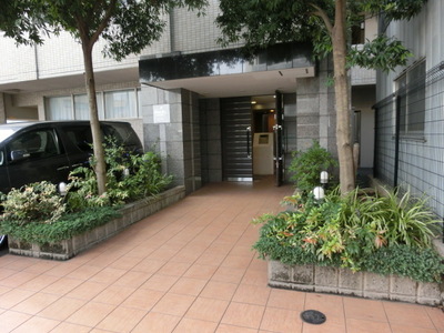 Building appearance. Entrance