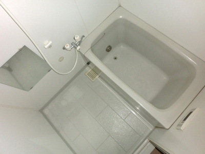 Bath. Tub of reheating-conditioned room
