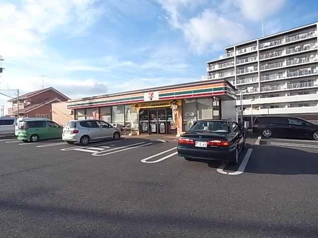 Convenience store. 460m to Seven-Eleven (convenience store)