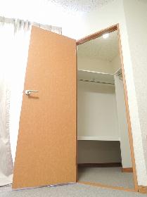 Receipt. Walk-in closet with ☆