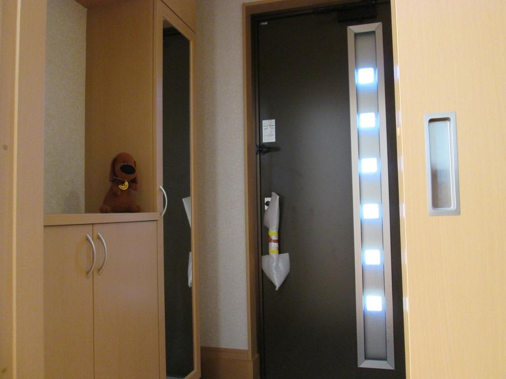 Entrance. 1 Building