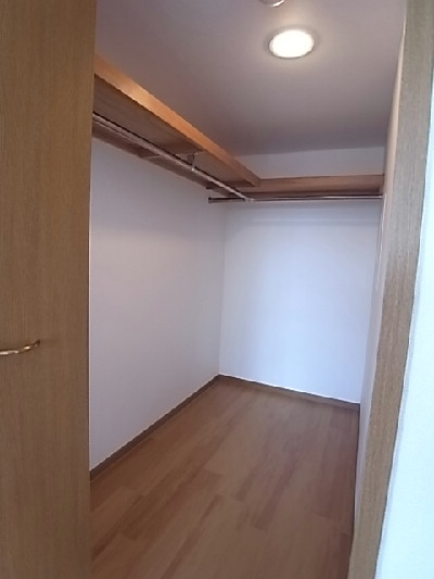 Receipt. Huge walk-in closet.