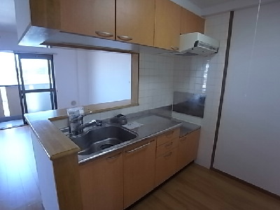 Kitchen. Gas stove 2 burners installed Allowed. Counter Kitchen. Water purifier built-in.
