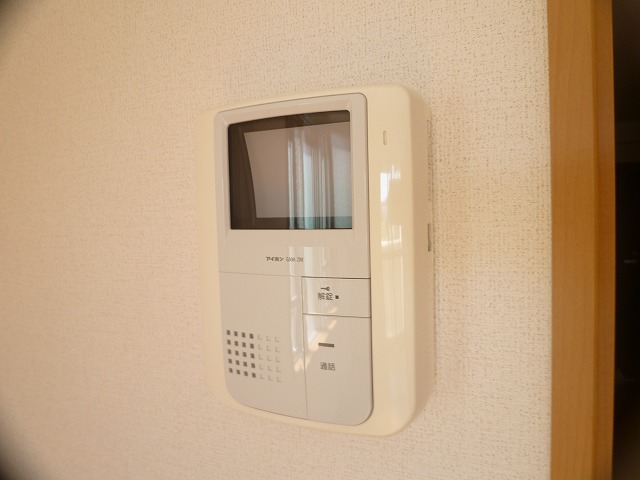 Security. TV monitor with auto-lock of the peace of mind.