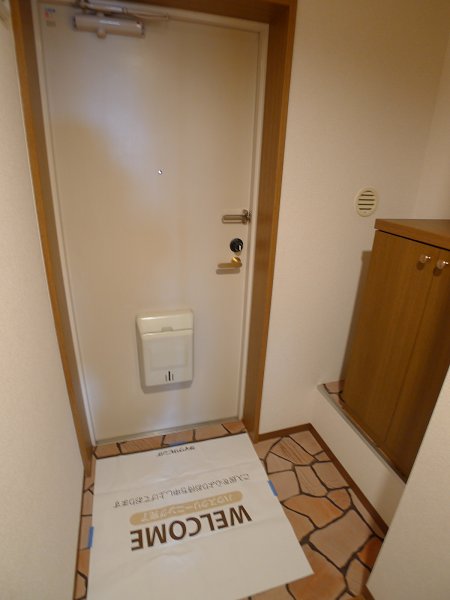 Entrance. Entrance, Shoe box there