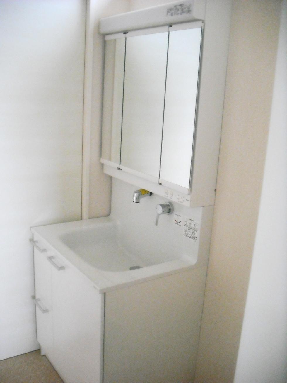 Wash basin, toilet. Indoor (September 2013) Shooting