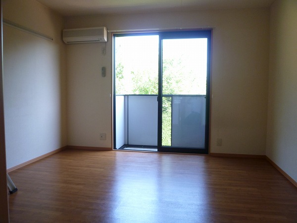 Living and room. Spacious 8 quires room.