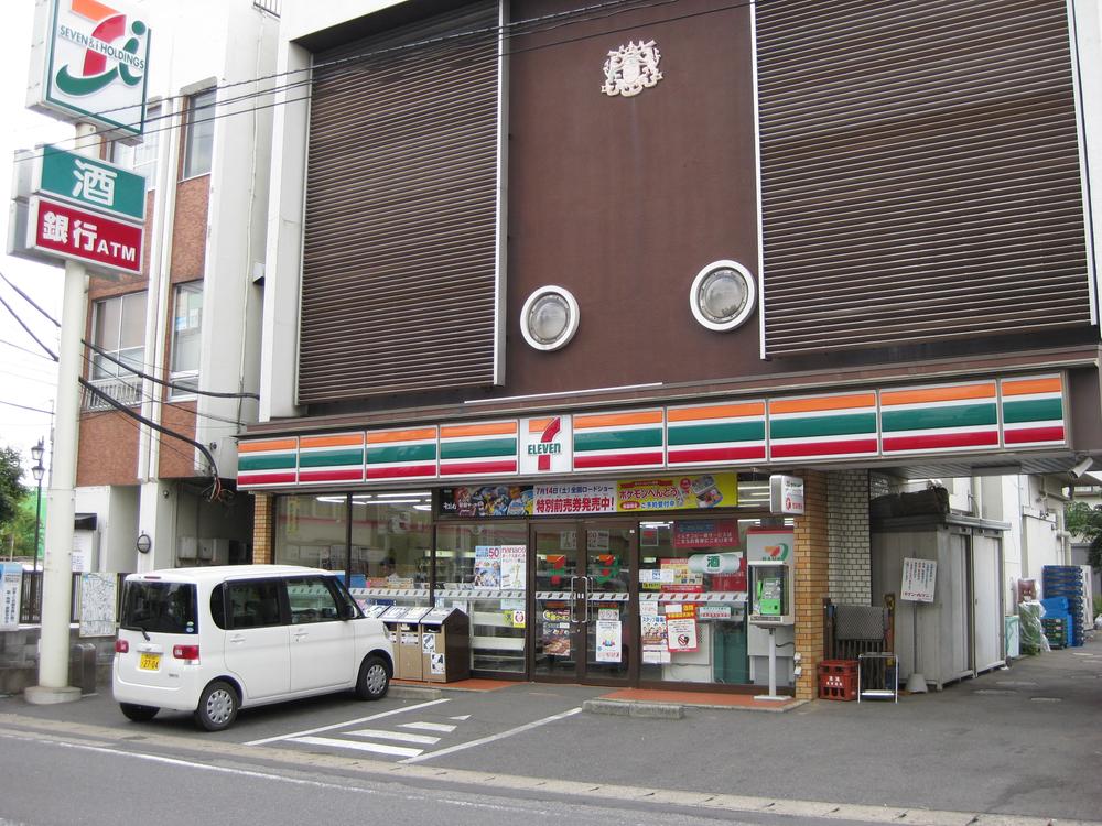 Convenience store. 150m to Seven-Eleven