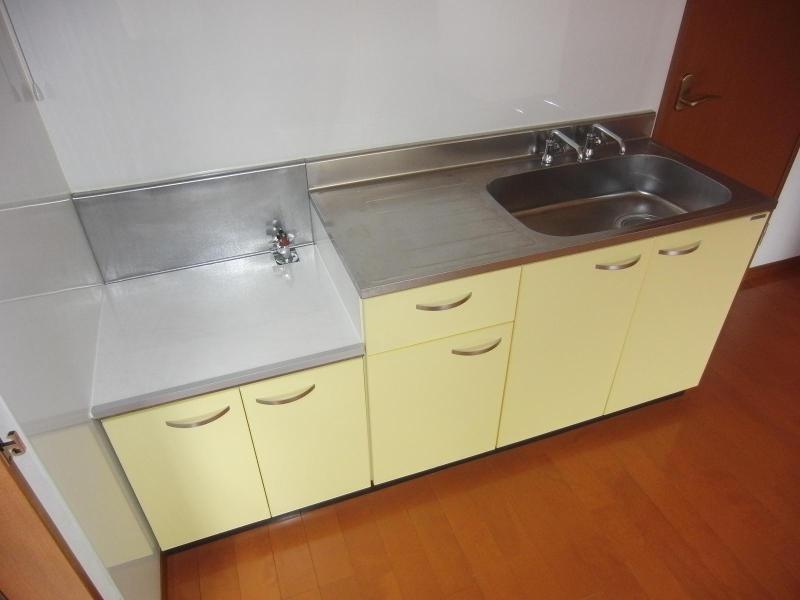 Kitchen. Kitchen also shiny! !