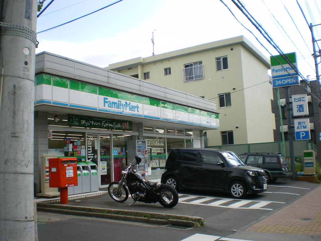 Convenience store. FamilyMart KashiwaTomi urging store up to (convenience store) 833m