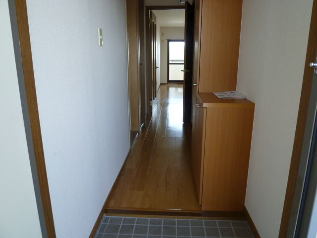 Entrance. Entrance ・ aisle