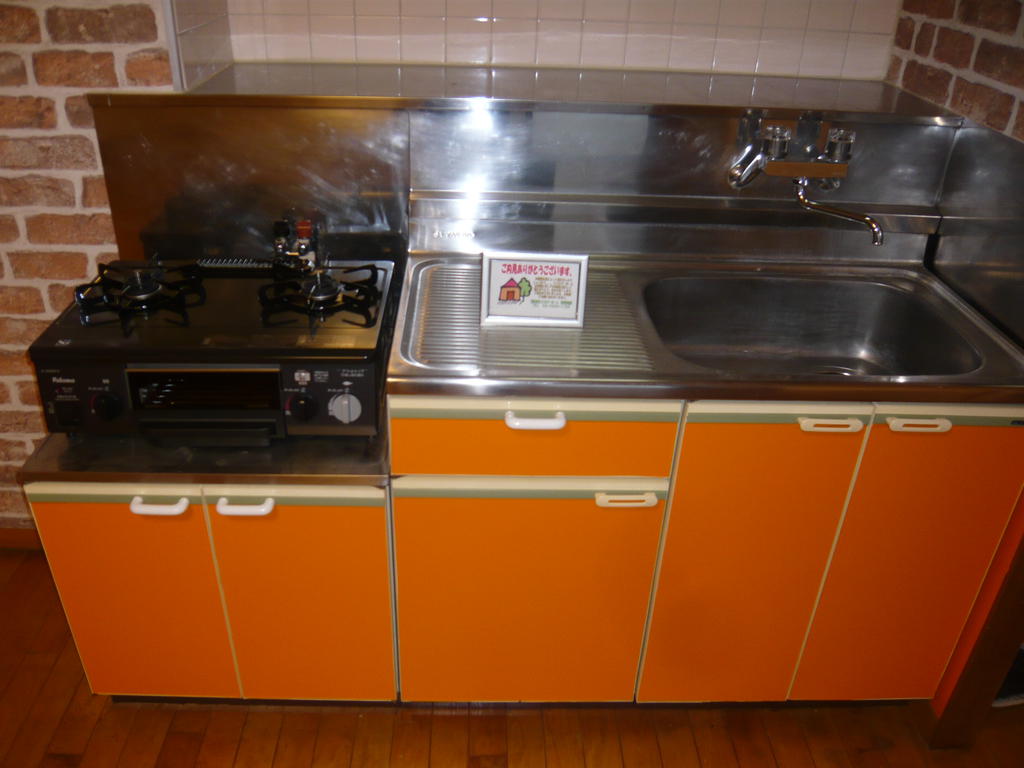 Kitchen. Two-burner stove complete with happy grill