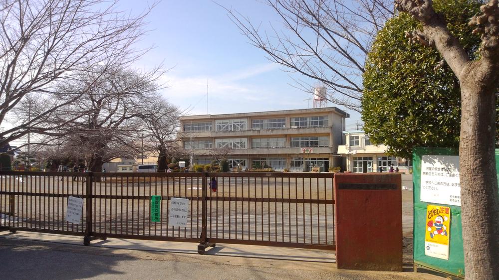 Primary school. 1184m until the Kashiwa Municipal soil Elementary School