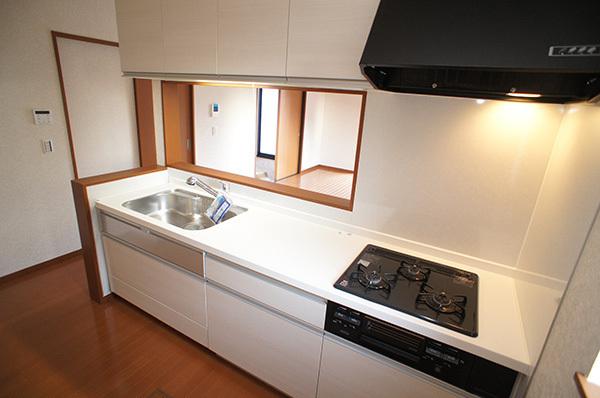 Kitchen. Face-to-face kitchen where you can enjoy a conversation with your family, even while cooking