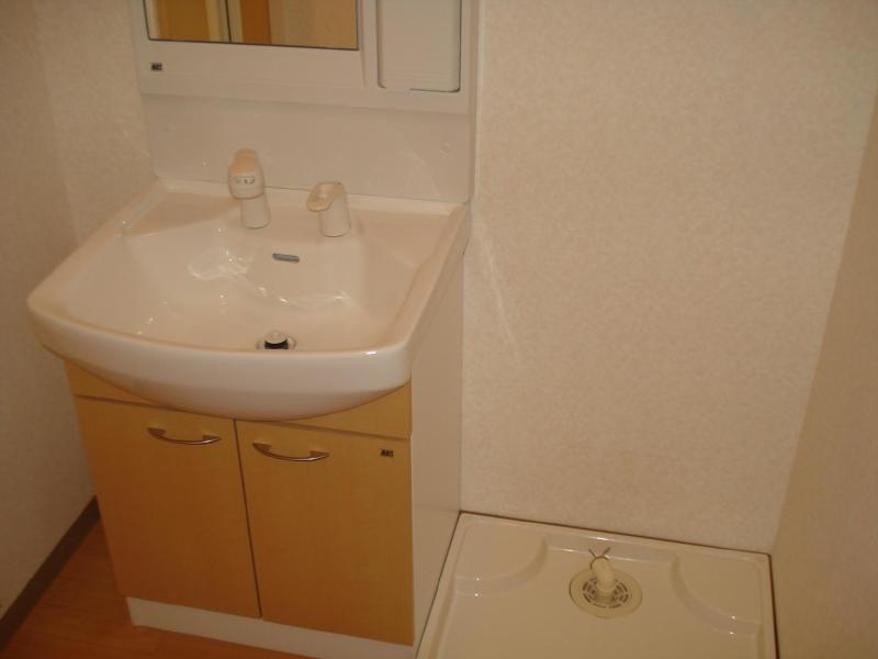 Washroom. Independent wash basin