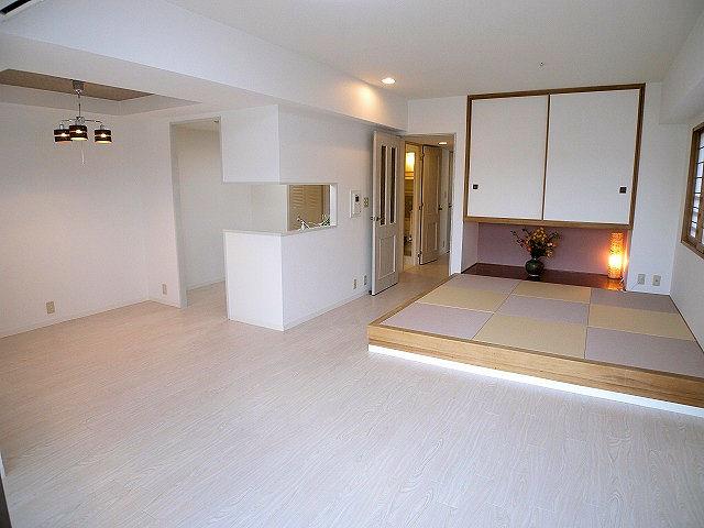 Living. Extra large space of 19.5 quires in conjunction with the Japanese-style room (October 2013) Shooting