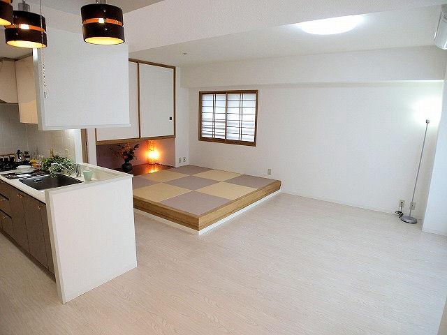 Living. Extra large space of 19.5 quires in conjunction with the Japanese-style room (October 2013) Shooting