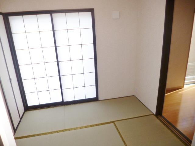 Non-living room. Japanese-style room. Tint also calm somehow.