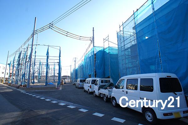 Local photos, including front road. 12 / 25 shooting Foundation ~ Completion of framework