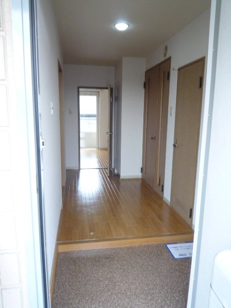 Entrance. Cupboard Yes