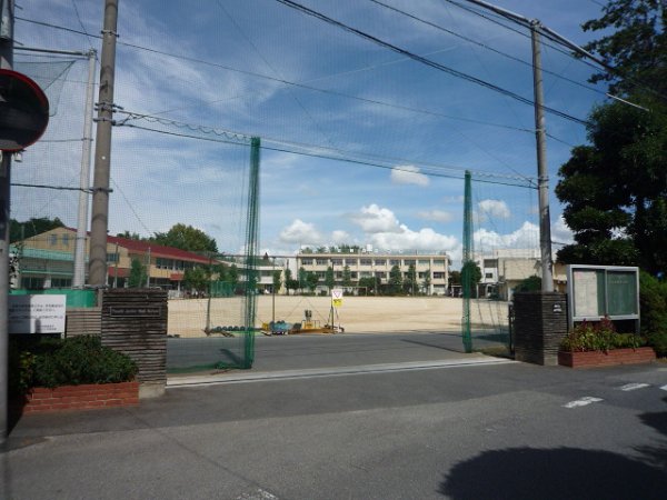 Junior high school. 450m until Saturday junior high school (junior high school)
