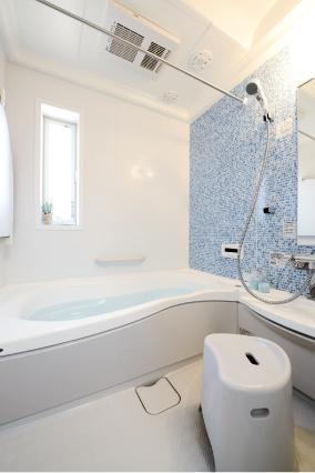 Bathroom. Artificial marble bathtub. Guests can relax comfortably while listening to your favorite music with the sound shower function. (Same specifications)
