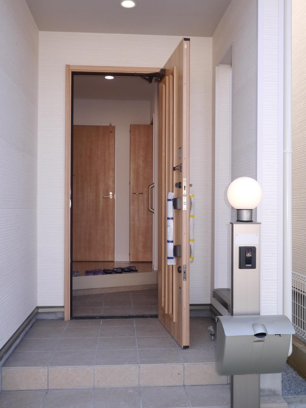 Entrance. Local (December 7, 2013) Shooting